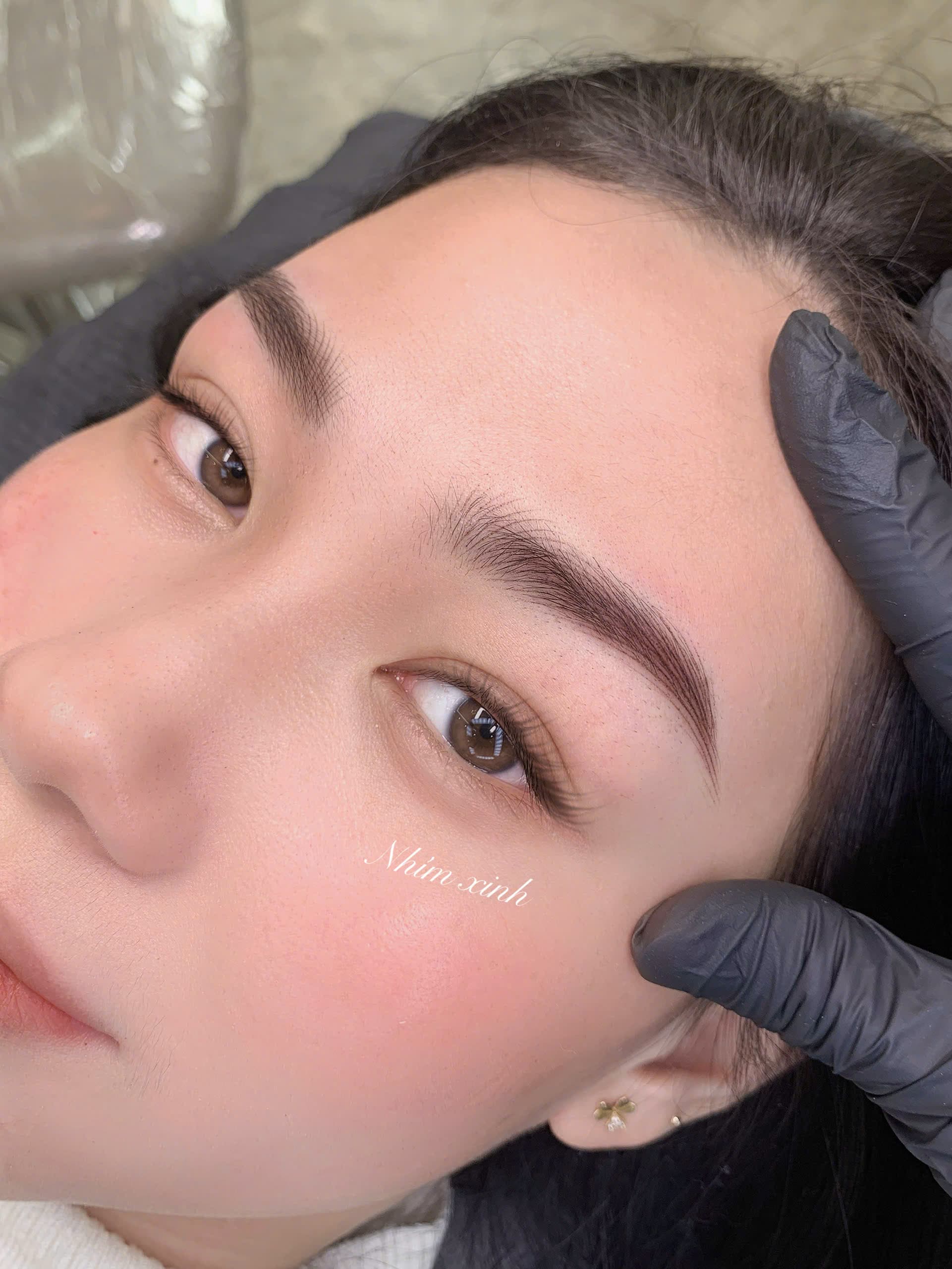 Chân mày sợi — thao tác tại studio