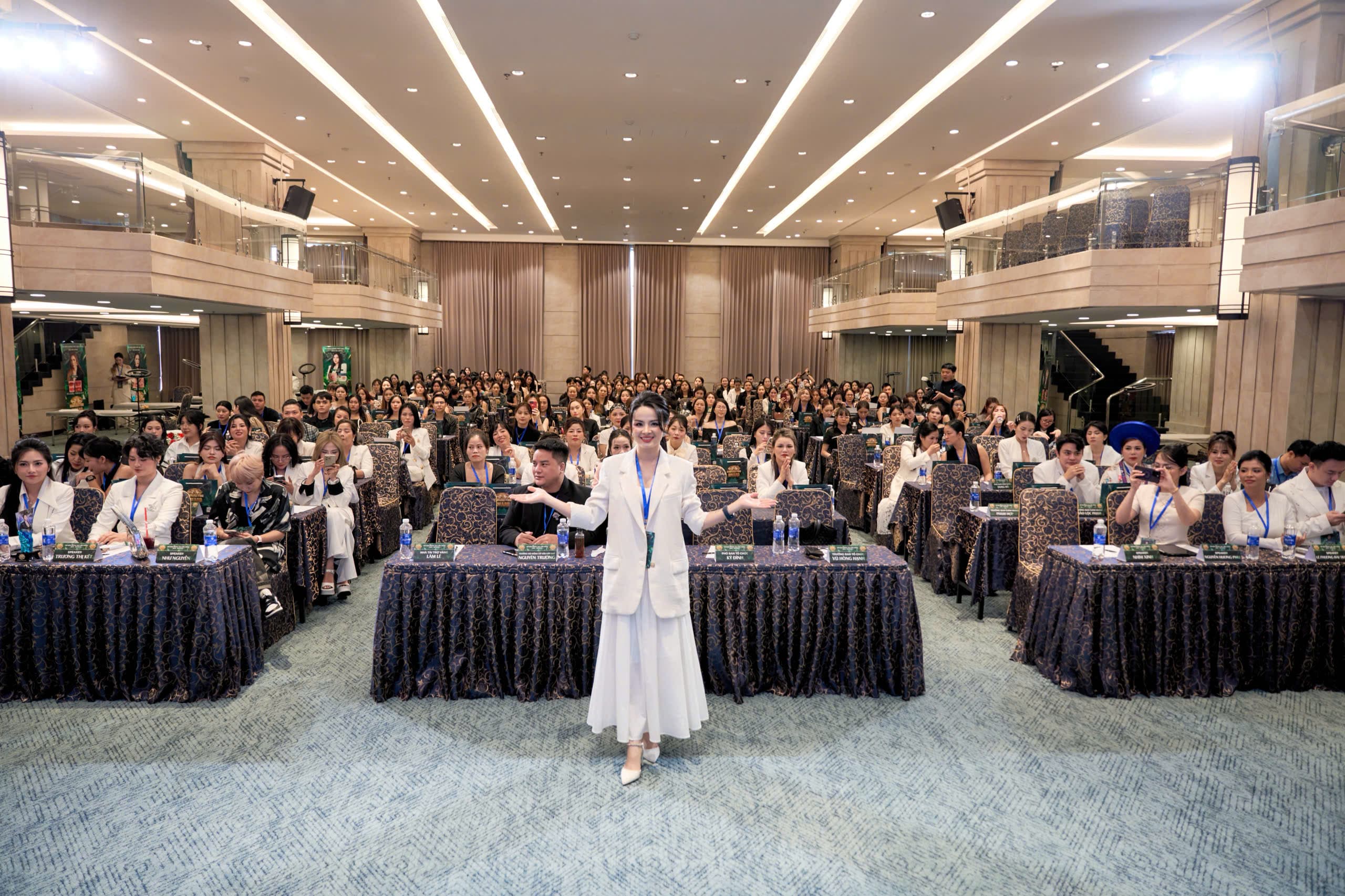 Nhím Xinh chia sẻ chuyên môn phun xăm thẩm mỹ trước hội trường học viên